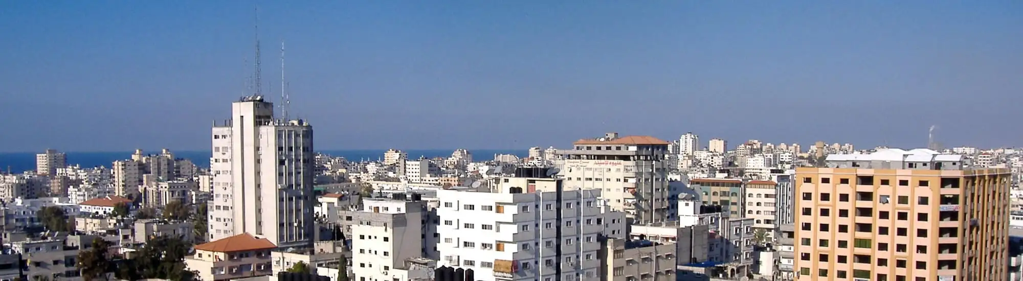 مدينة غزة من الأعلى والبحر في الأفق